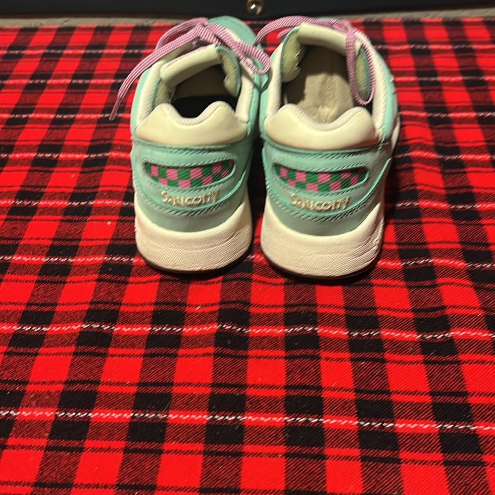 Gently used Saucony xt600 low earth citizen sneakers - Picture 4 of 6
